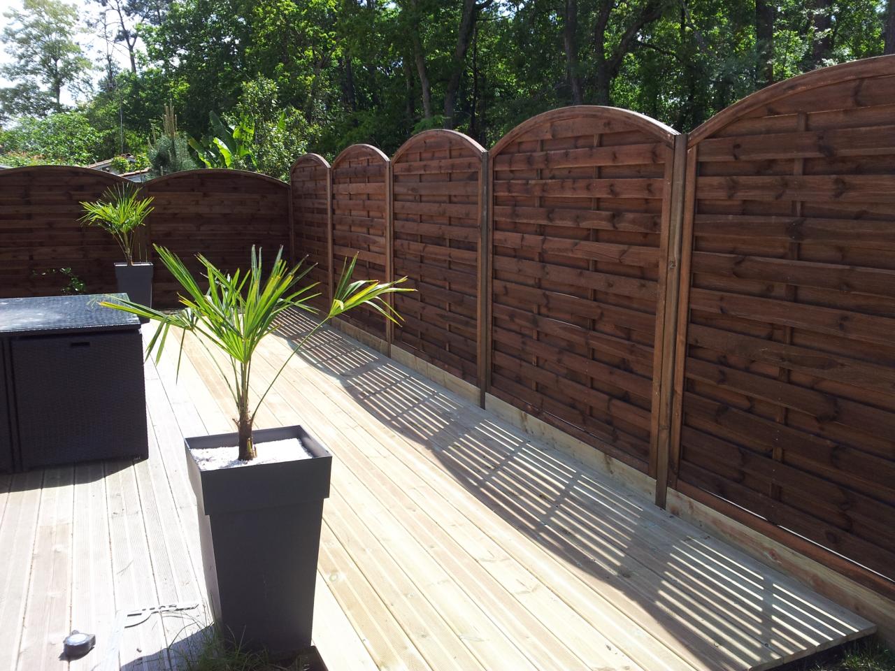 Terrasse bois et panneaux brise vue