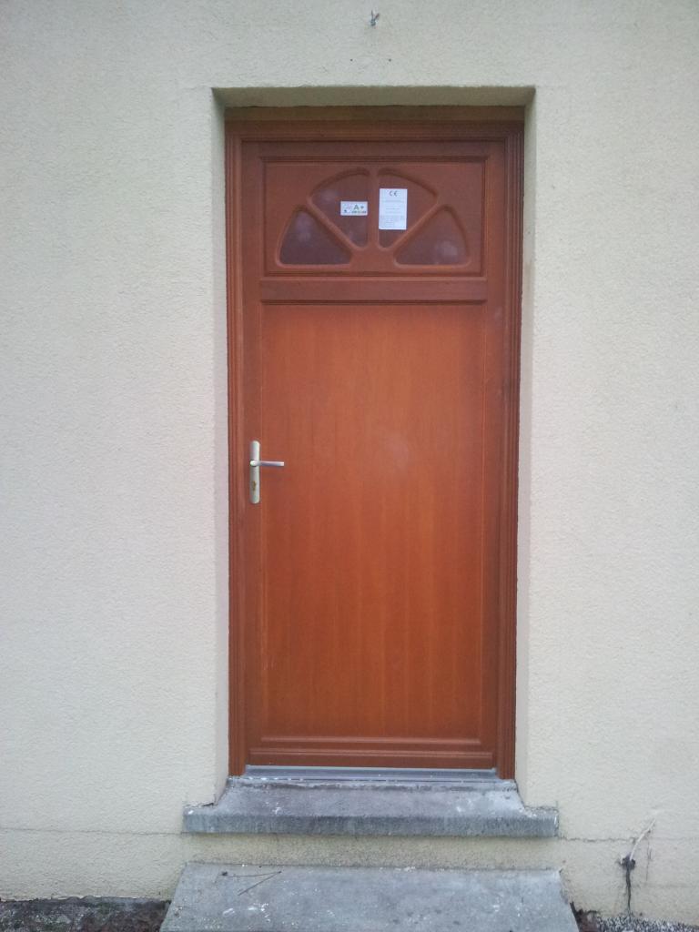 Pose d'une porte d'entrée neuve 