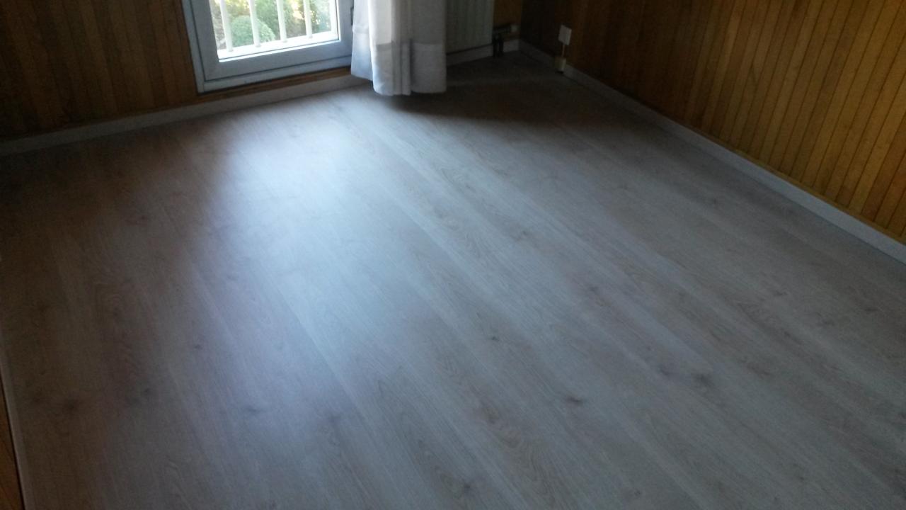 Pose de parquet dans une chambre