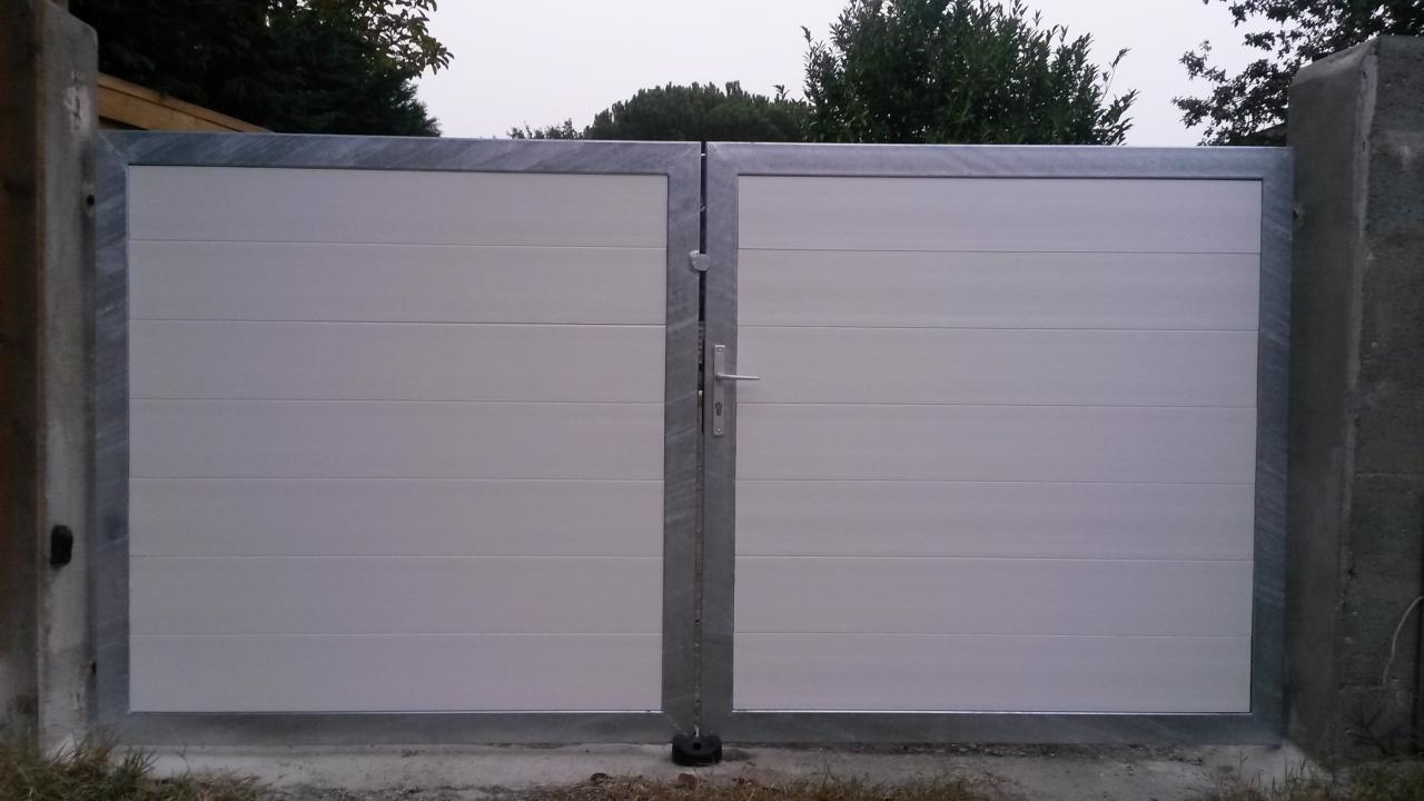 Portail battant sur mesure structure fer galvanisé habillage PVC