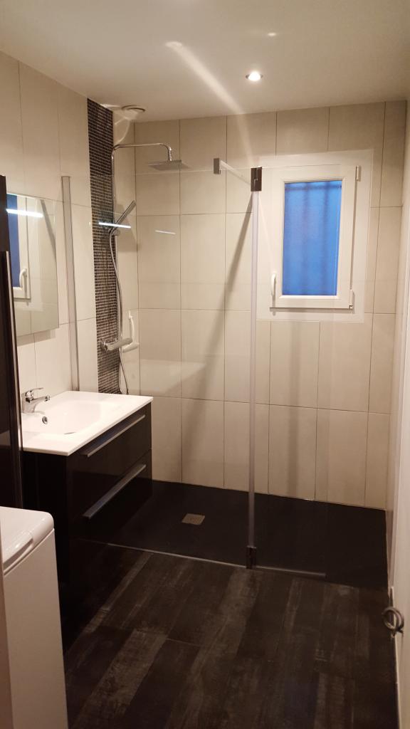Réalisation complete d'une salle de bain avec douche à l'italienne