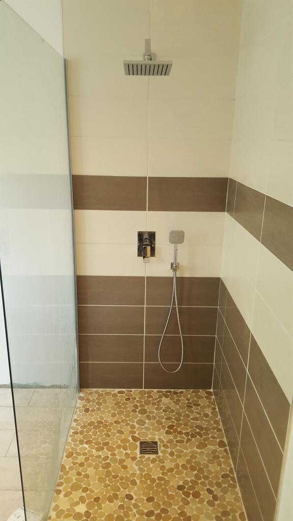 Réalisation complete d'une salle de bain avec douche à l'italienne