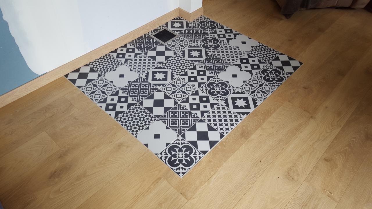 Pose de carrelage encastré dans parquet